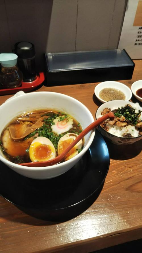大好きなラーメンをすする